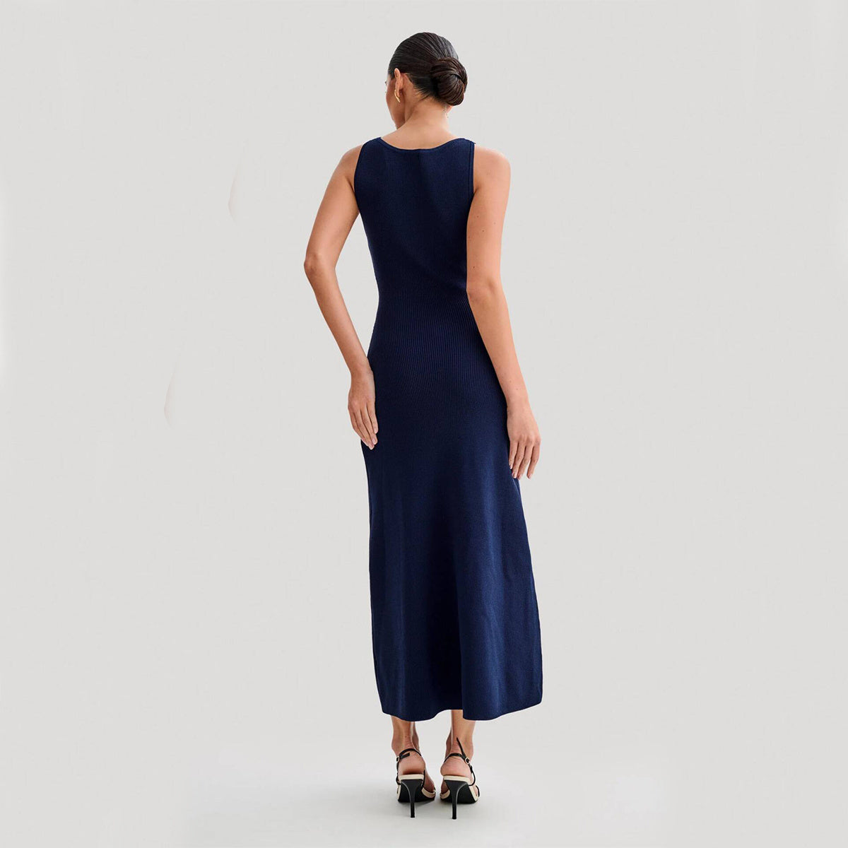 ÉMÉLYNE ROBE LONGUE TRICOTÉE ÉLÉGANTE À BOUTONNAGE CENTRAL