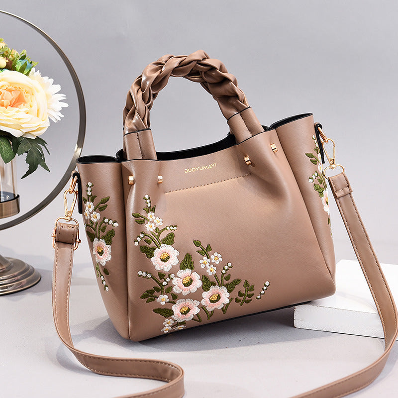 FLEURÉE SAC BRODÉ AVEC POIGNÉE TRESSÉE