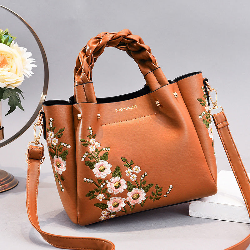 FLEURÉE SAC BRODÉ AVEC POIGNÉE TRESSÉE