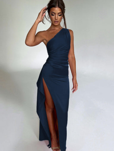 NAÏA ROBE SATINÉE FENDUE À UNE ÉPAULE DÉNUDÉE