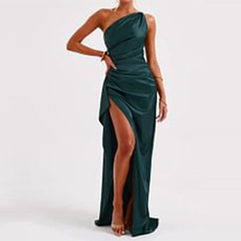 NAÏA ROBE SATINÉE FENDUE À UNE ÉPAULE DÉNUDÉE