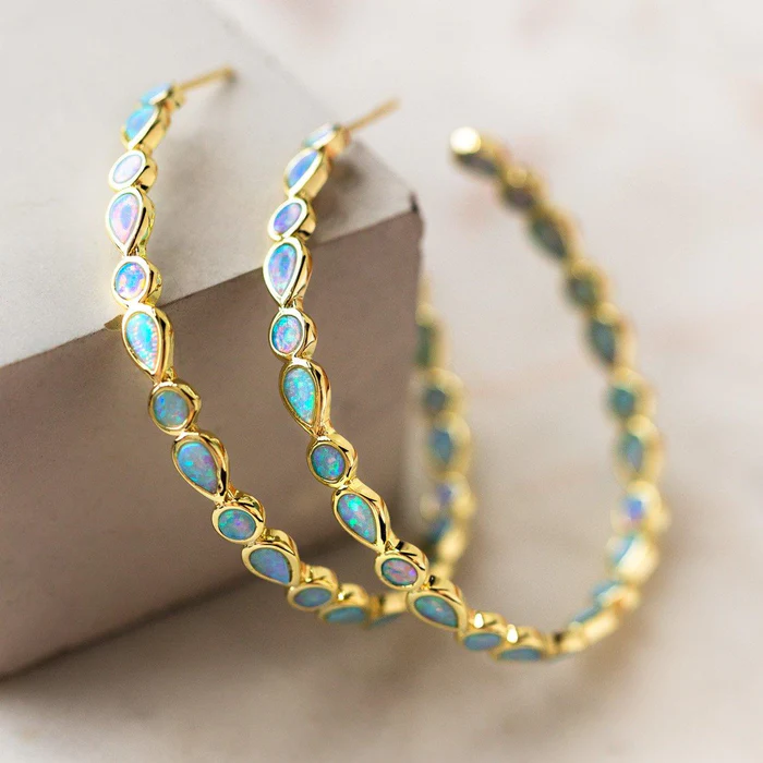 Boucles d'oreilles en Cercle Doré avec Opale Bleue Vintage